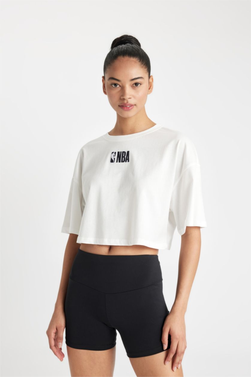 نساء بيج فاتح تيشيرت واسع مطرز برقبة مستديرة من NBA