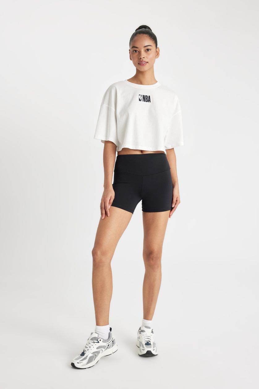 نساء بيج فاتح تيشيرت واسع مطرز برقبة مستديرة من NBA