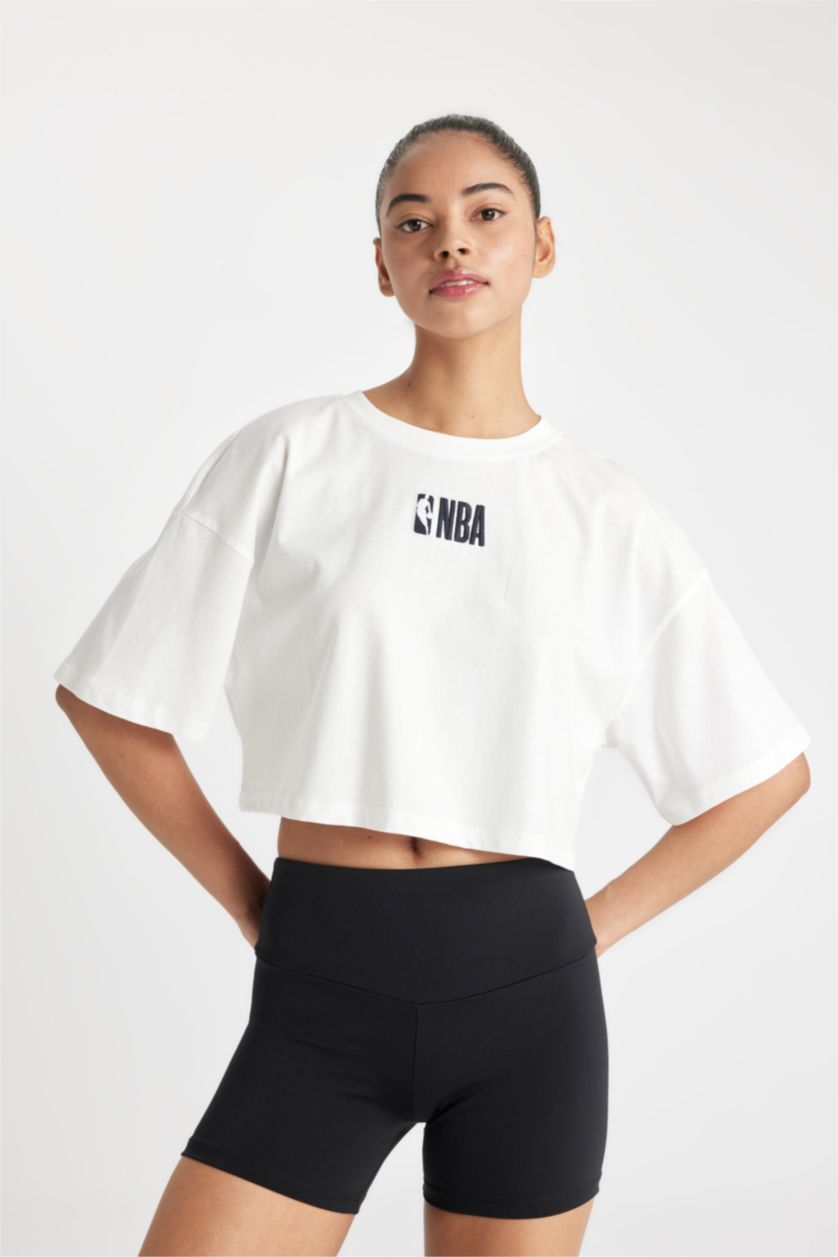 نساء بيج فاتح تيشيرت واسع مطرز برقبة مستديرة من NBA
