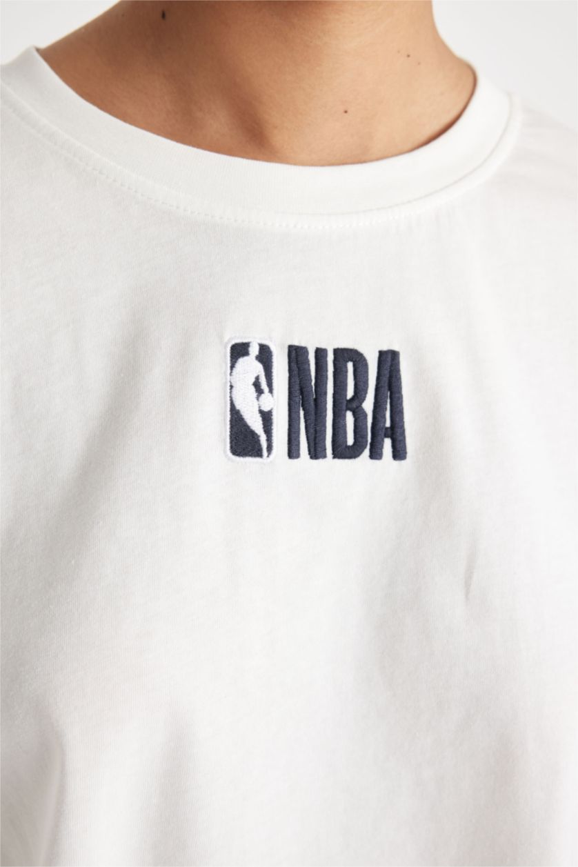 نساء بيج فاتح تيشيرت واسع مطرز برقبة مستديرة من NBA