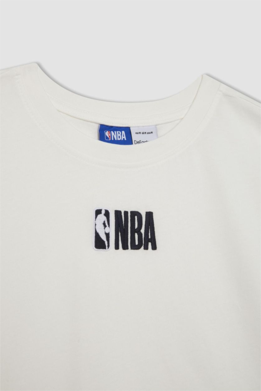 نساء بيج فاتح تيشيرت واسع مطرز برقبة مستديرة من NBA