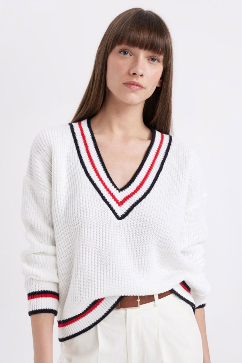 Kadın Ekru Relax Fit V Yaka Kolej Temalı Selanik Kumaş Triko Kazak