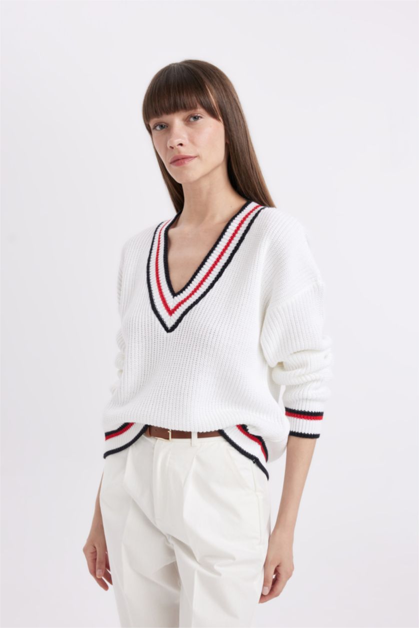 Kadın Ekru Relax Fit V Yaka Kolej Temalı Selanik Kumaş Triko Kazak