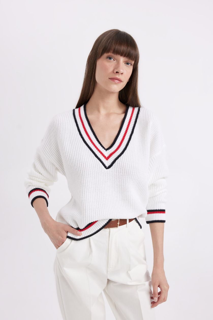 Kadın Ekru Relax Fit V Yaka Kolej Temalı Selanik Kumaş Triko Kazak