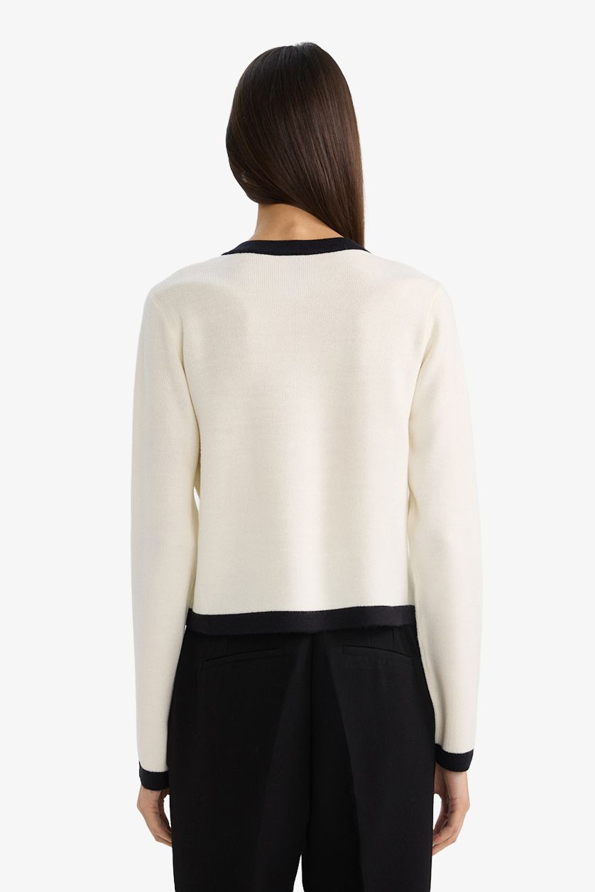 نساء بيج فاتح جاكيت تريكو قصة عادية بياخة مستديرة