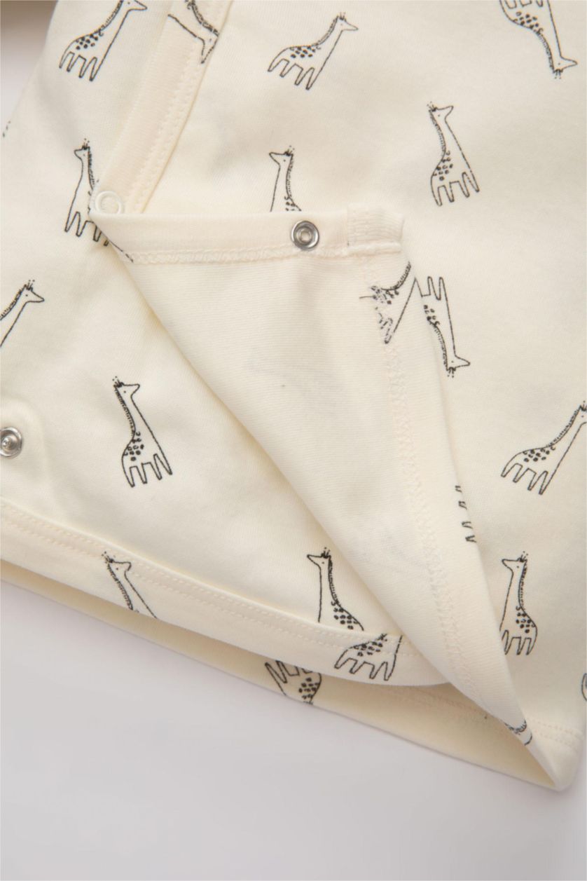 BABY GIRL Ecru Baby Boy Giraffe Printed 3 Piece Hospital Set