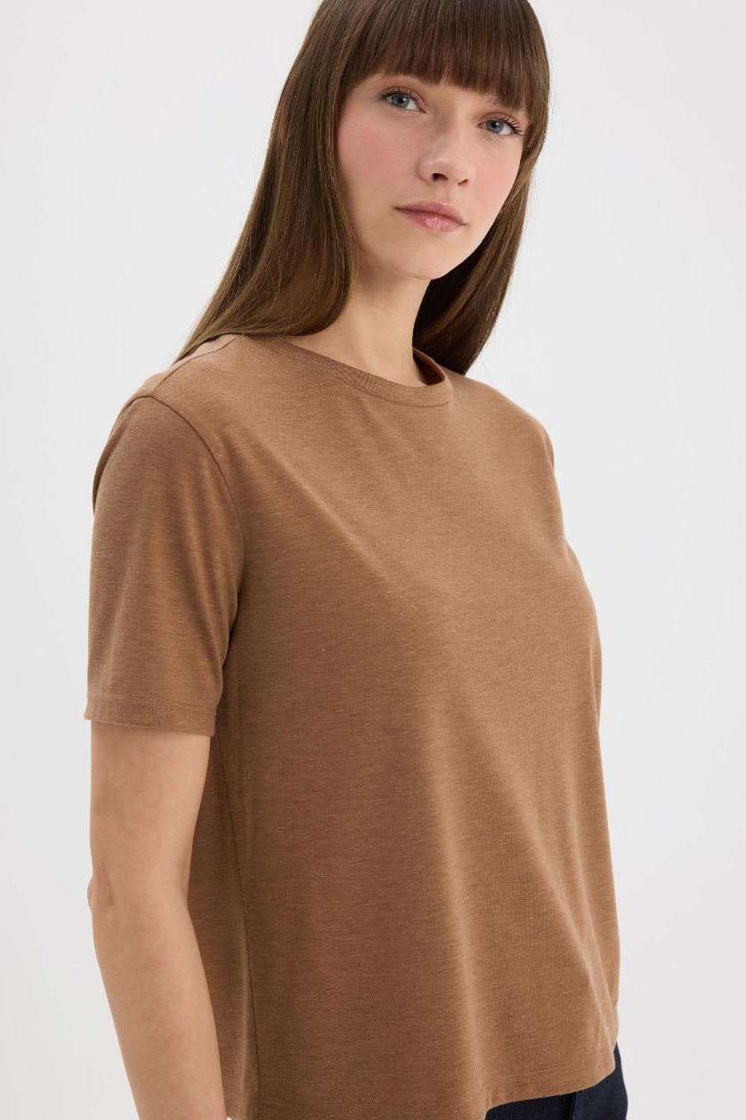 Kadın Açık Kahve Relax Fıt Bisiklet Yaka Simli Kumaş Kısa Kollu Tişört