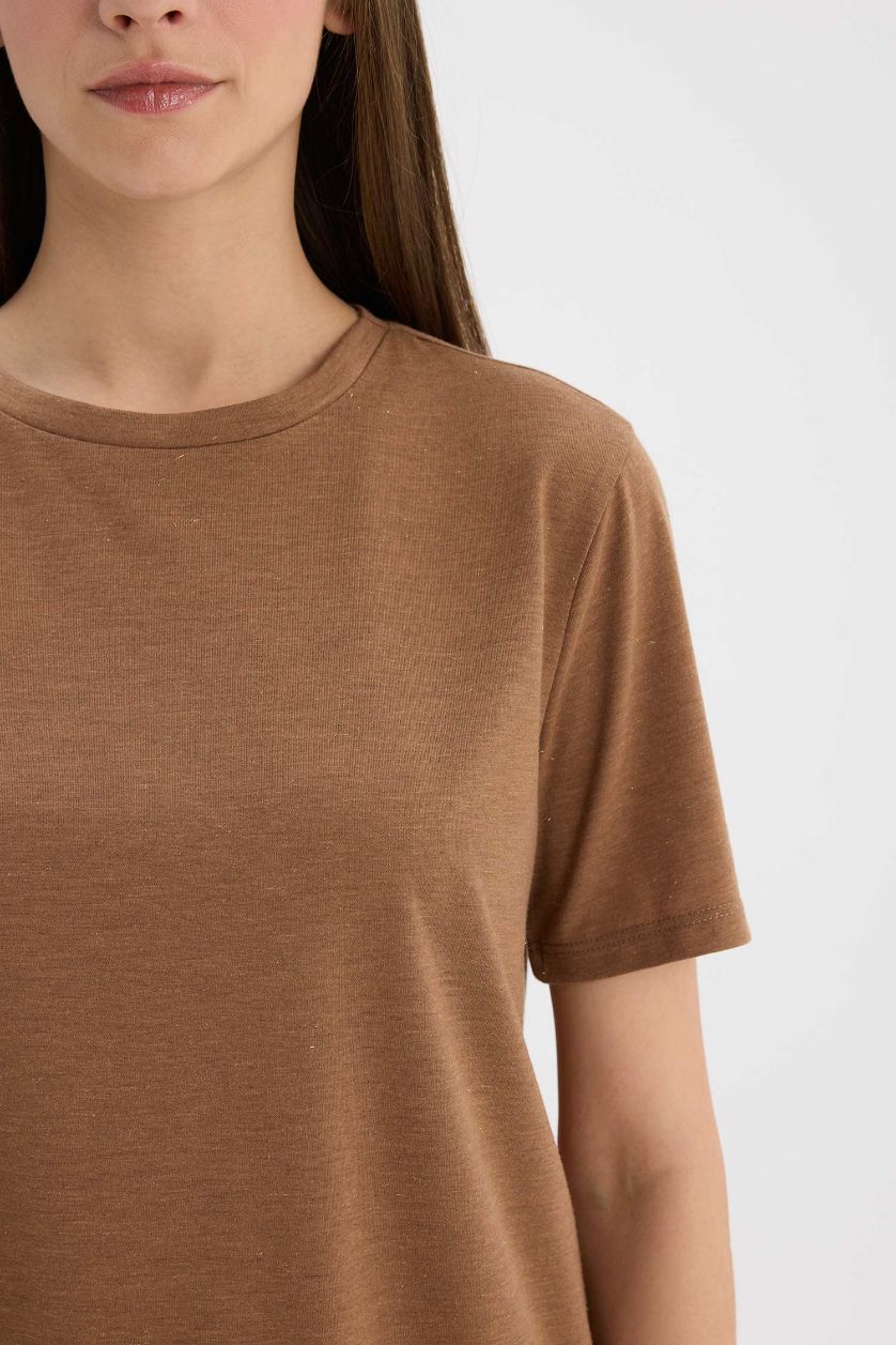 Kadın Açık Kahve Relax Fıt Bisiklet Yaka Simli Kumaş Kısa Kollu Tişört