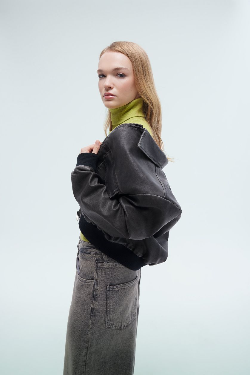 Kadın Siyah Su Geçirmez Suni Deri Ceket Mont Regular Kalıp Polo Yaka Fermuarlı Eskitme