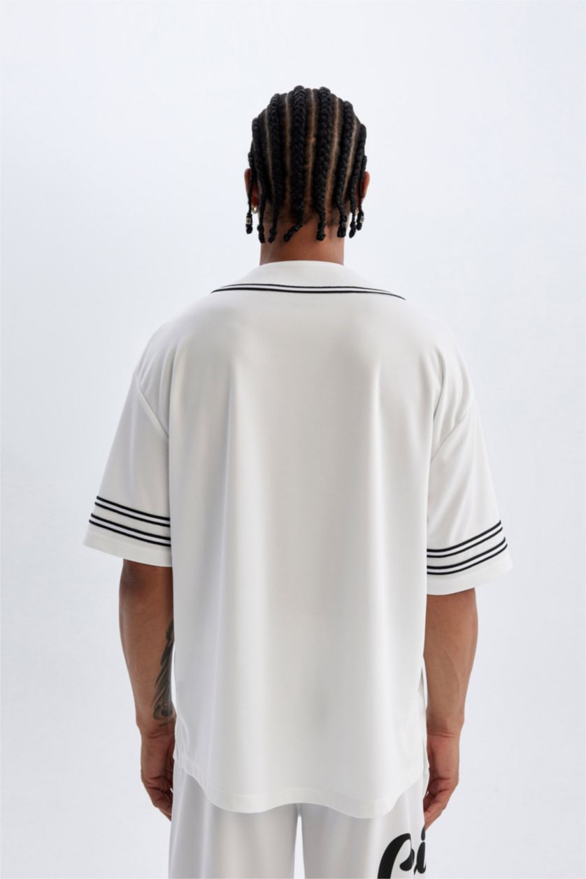 رجالي أبيض تيشيرت اوفر سايز تطريز بياقة قميص