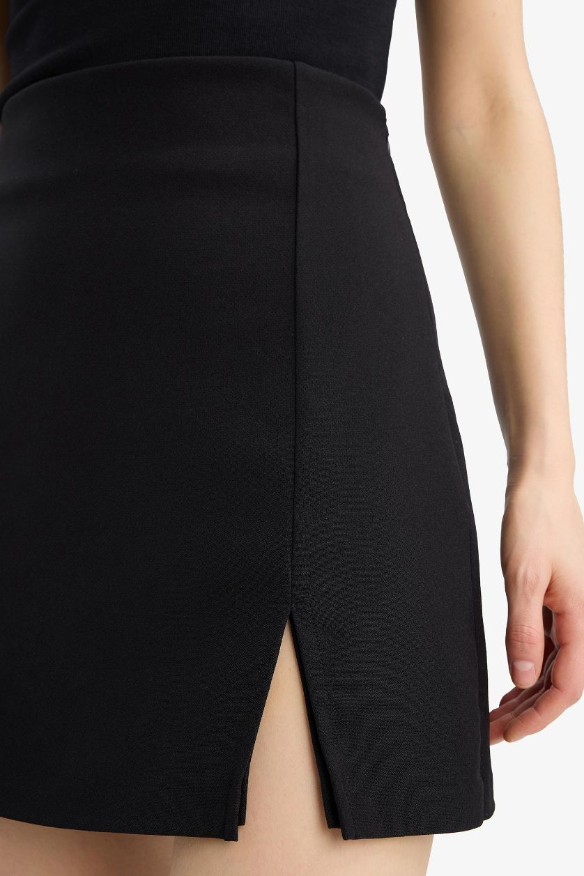 Woman Black Normal Waist Skort