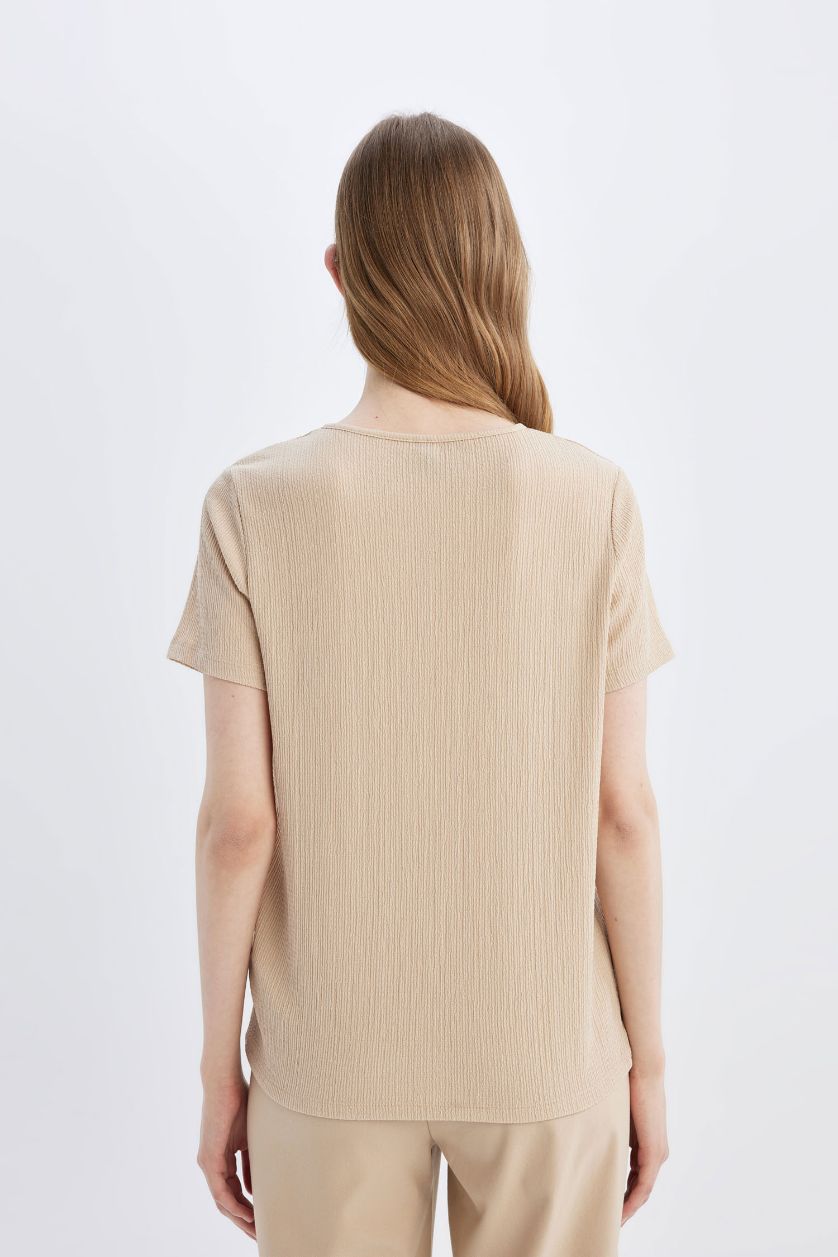 نساء بيج تيشيرت نص كم منسوج قصة عادية برقبة مستديرة