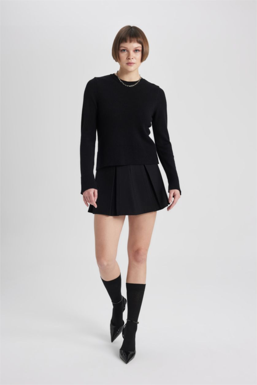 Woman Black Regular Fit Crew Neck Pullover