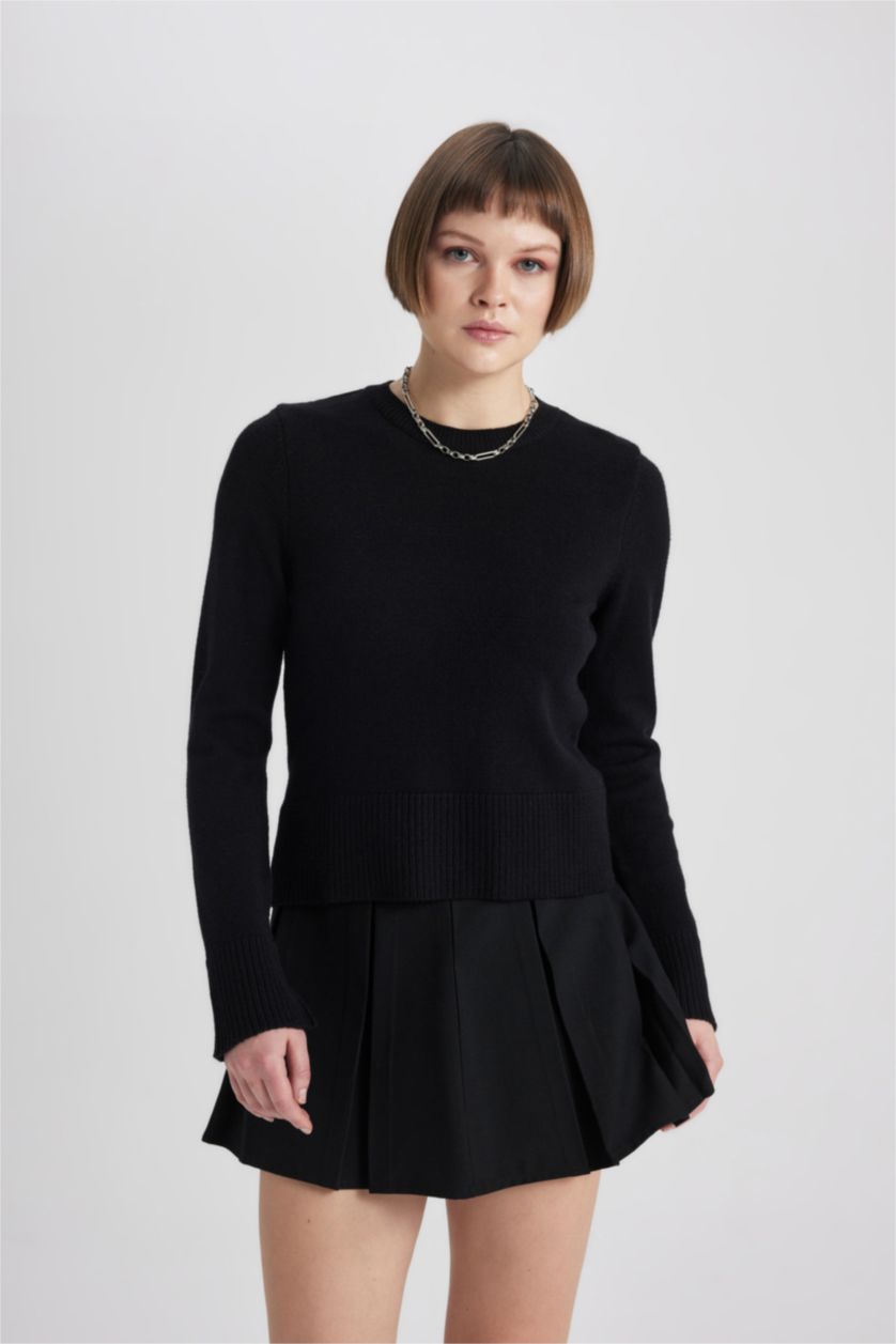 Woman Black Regular Fit Crew Neck Pullover