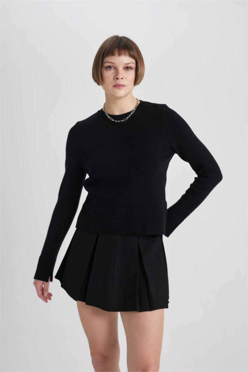 Woman Black Regular Fit Crew Neck Pullover