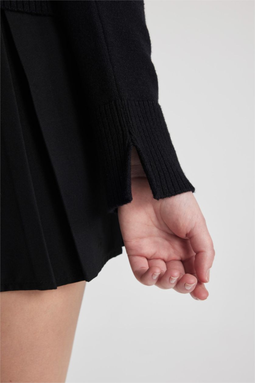 Woman Black Regular Fit Crew Neck Pullover