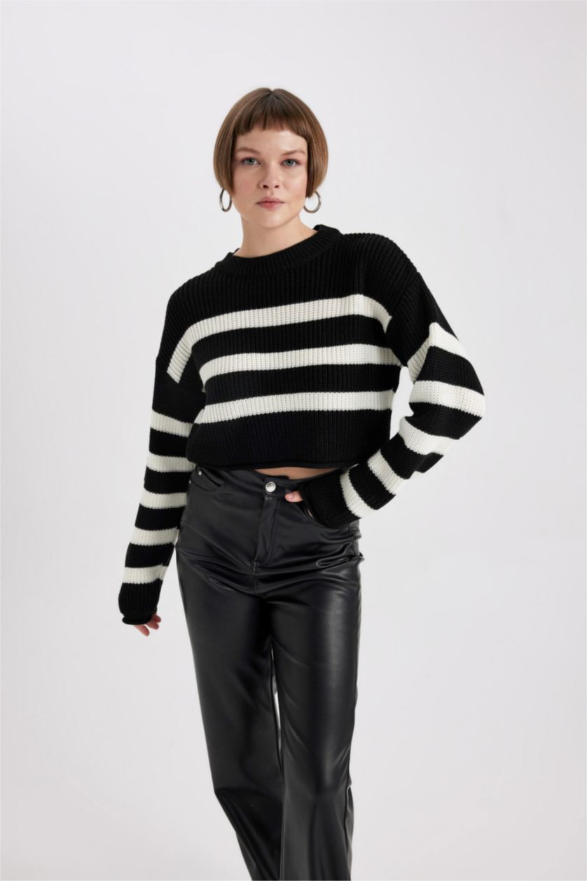 WOMAN Black Crew Neck Knitted Crop Pullover