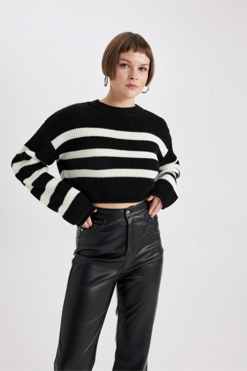 WOMAN Black Crew Neck Knitted Crop Pullover