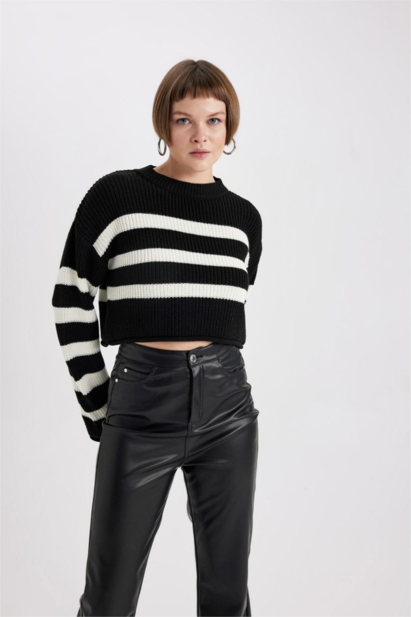 WOMAN Black Crew Neck Knitted Crop Pullover