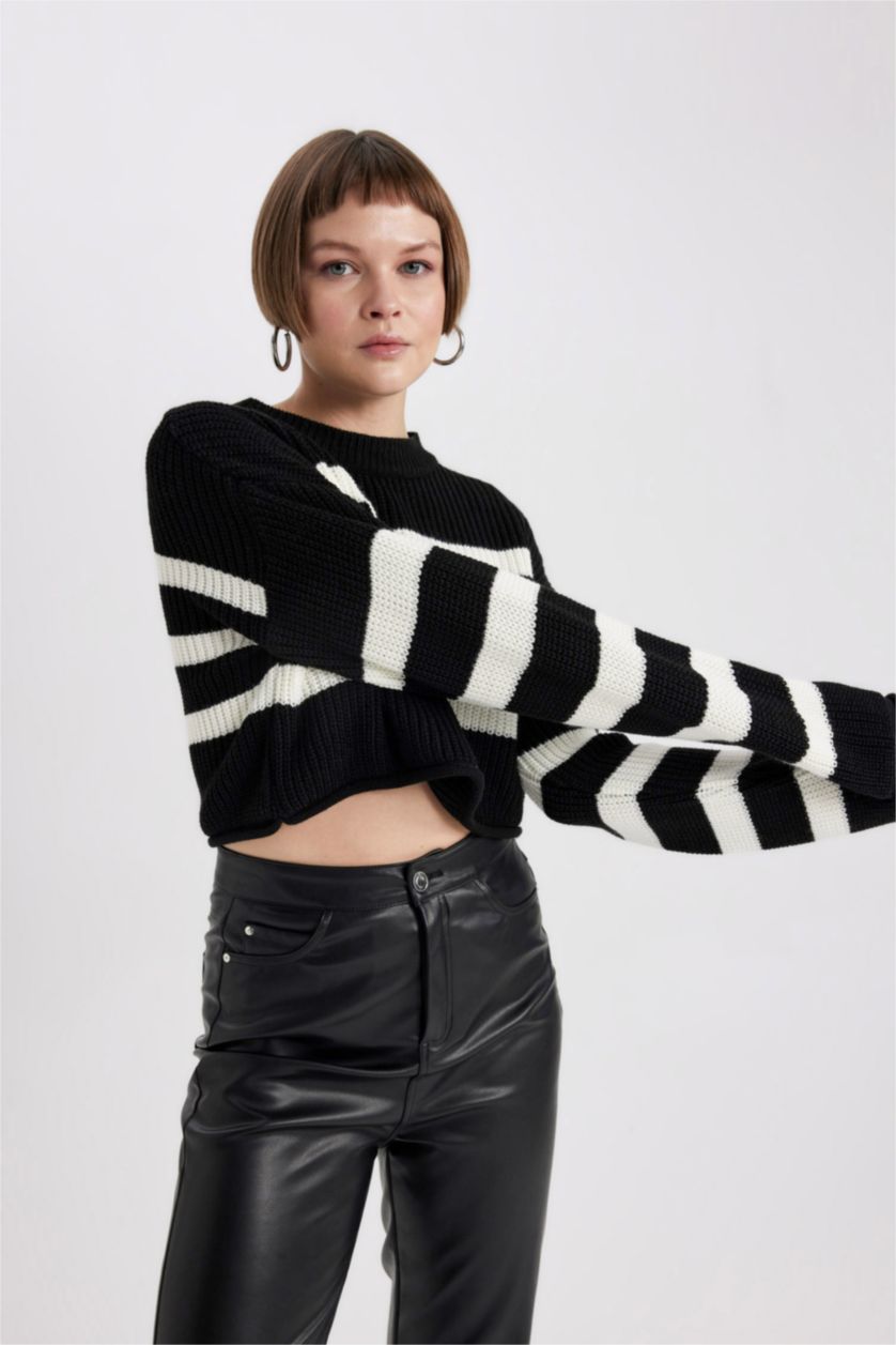WOMAN Black Crew Neck Knitted Crop Pullover