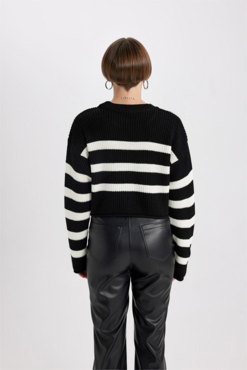 WOMAN Black Crew Neck Knitted Crop Pullover