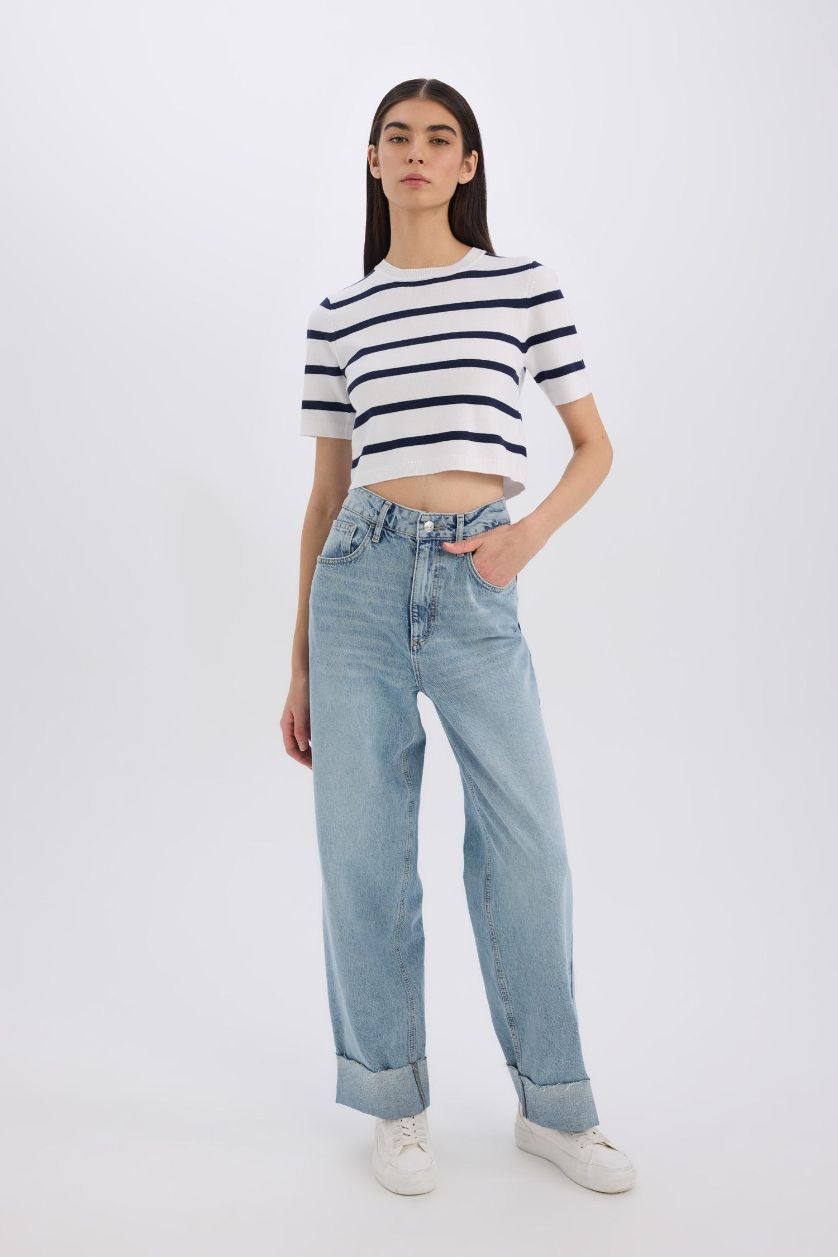 نساء بيج فاتح بلوفر كروب بياقة مستديرة