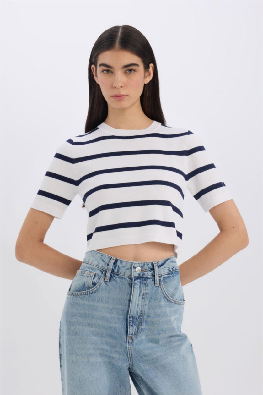 نساء بيج فاتح بلوفر كروب بياقة مستديرة