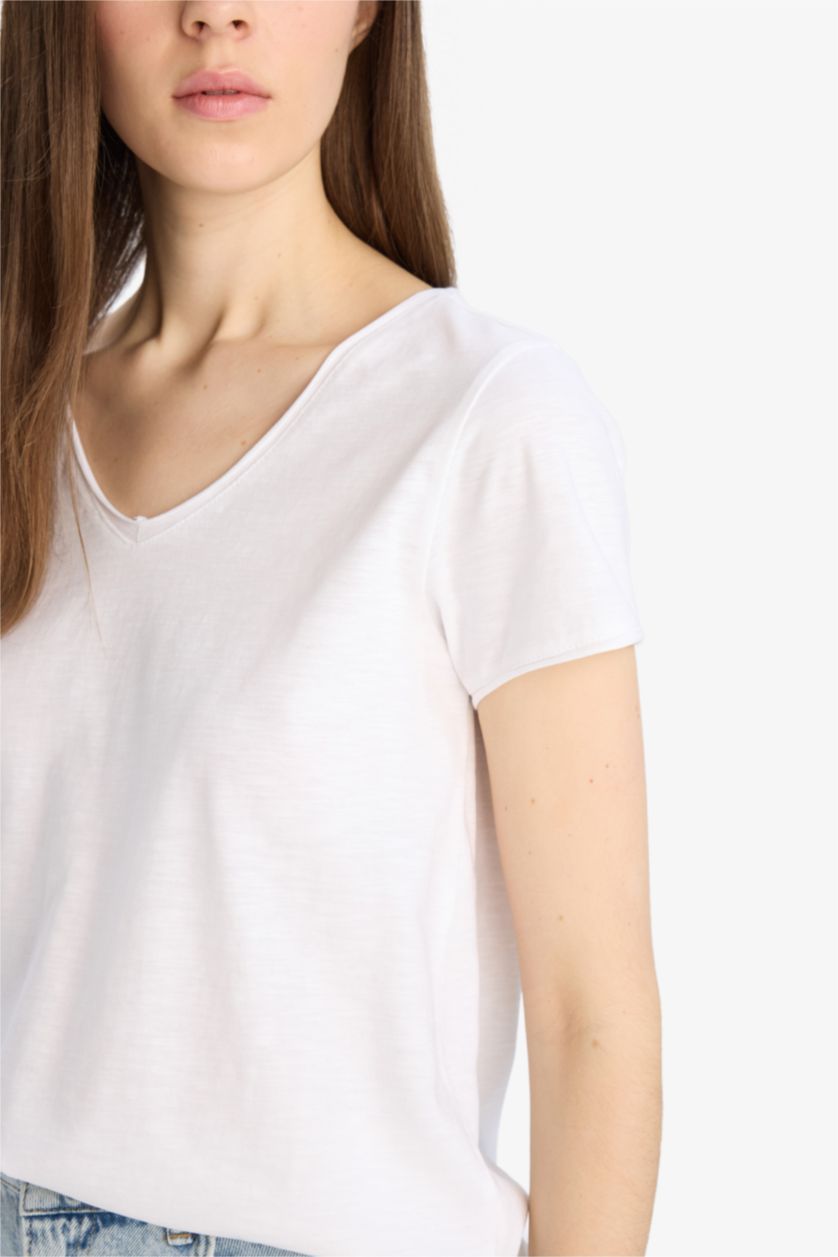 Woman White Regular Fit V Neck Basic T-Shirt