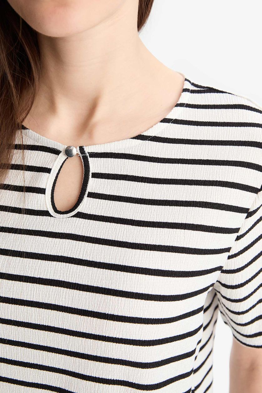 نساء بيج فاتح تيشيرت نص كم مخطط قصة عادية برقبة مستديرة