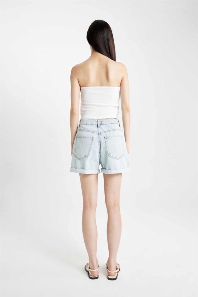 Kadın Açık Mavi Mom Fıt Yüksek Bel Katlamalı Paça Jean Şort