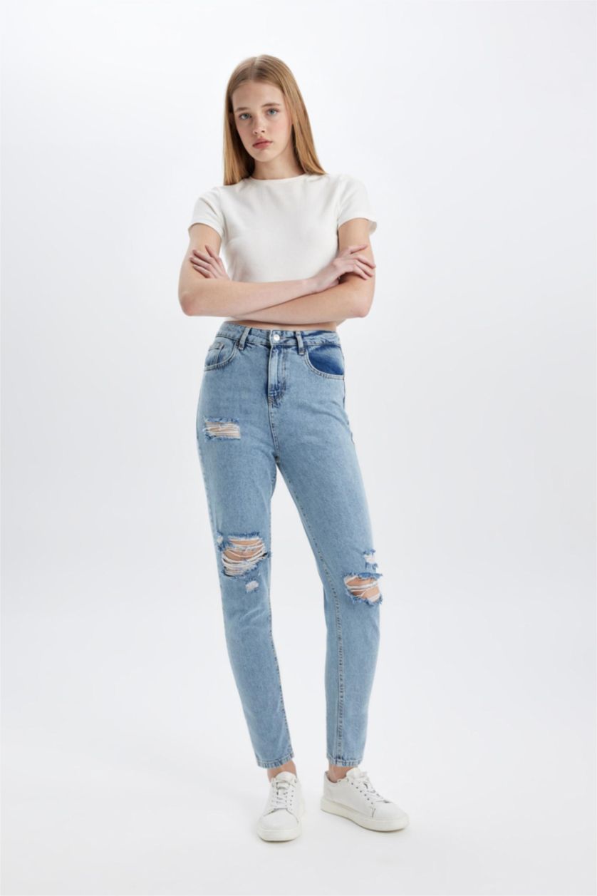 حريمي نيلي فاتح بنطلون جينز لينا موم فيت بتفاصيل ممزقة وخصر عالي بتأثير باهت