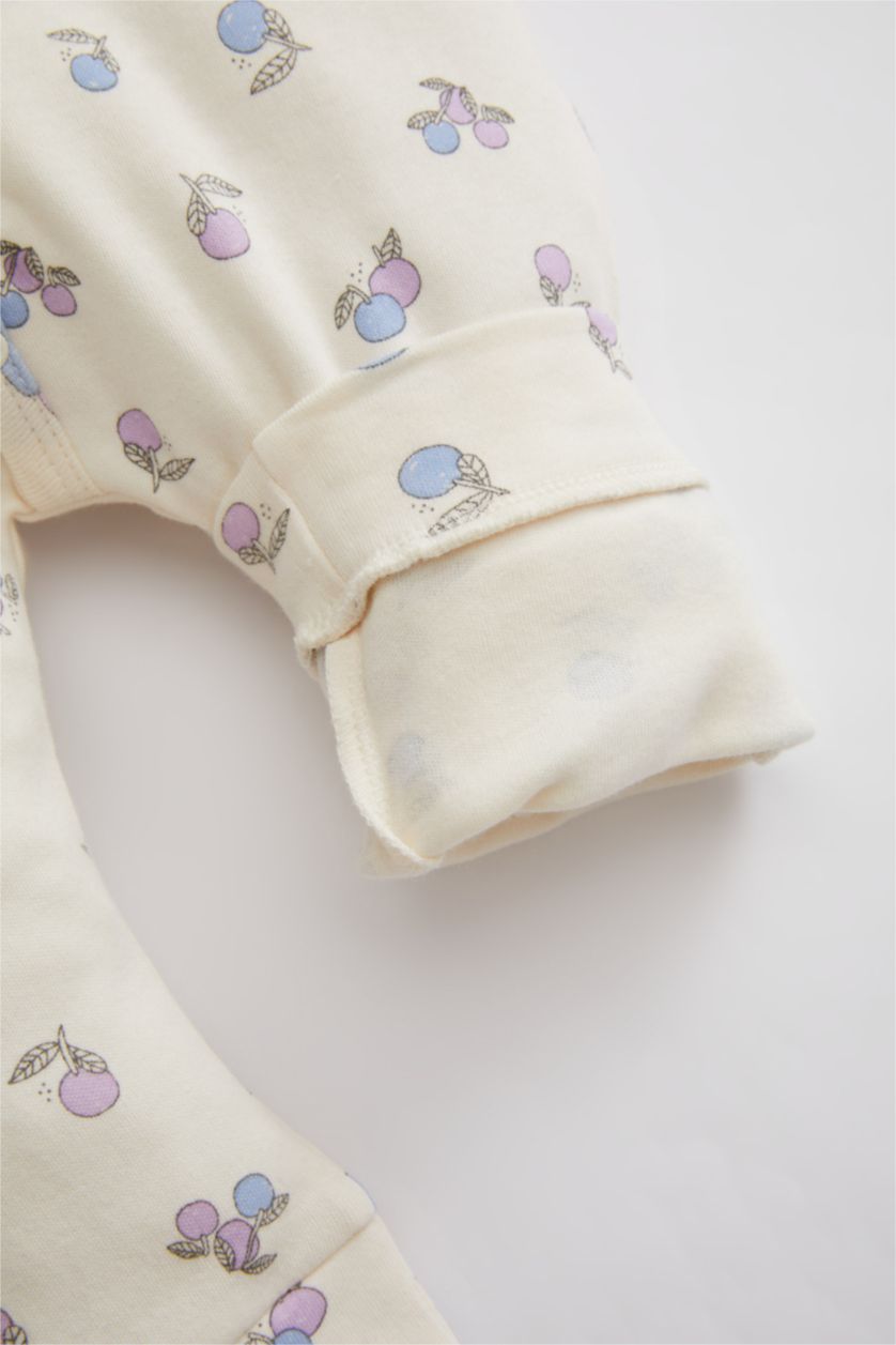 طفلة صغيرة بيج فاتح جمبسوت بناتي حديثي الولادة بكم طويل وطبعة فاكهة محبوك