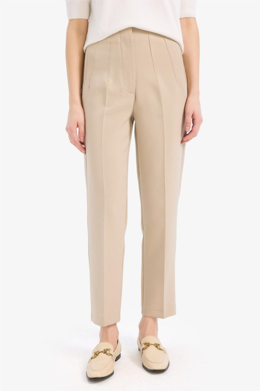 حريمي بيج بنطلون كروب كاروت فيت برجل ضيقة وخصر عالي