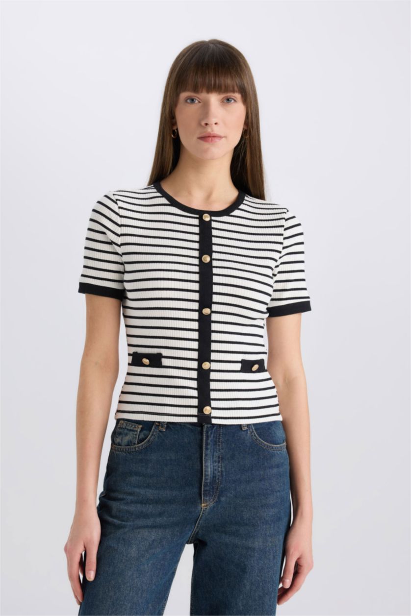 Kadın Siyah Slim Fit Dar Kesim Bisiklet Yaka Çizgili Smart Fitilli Kaşkorse Düğmeli Kısa Kollu Tişört