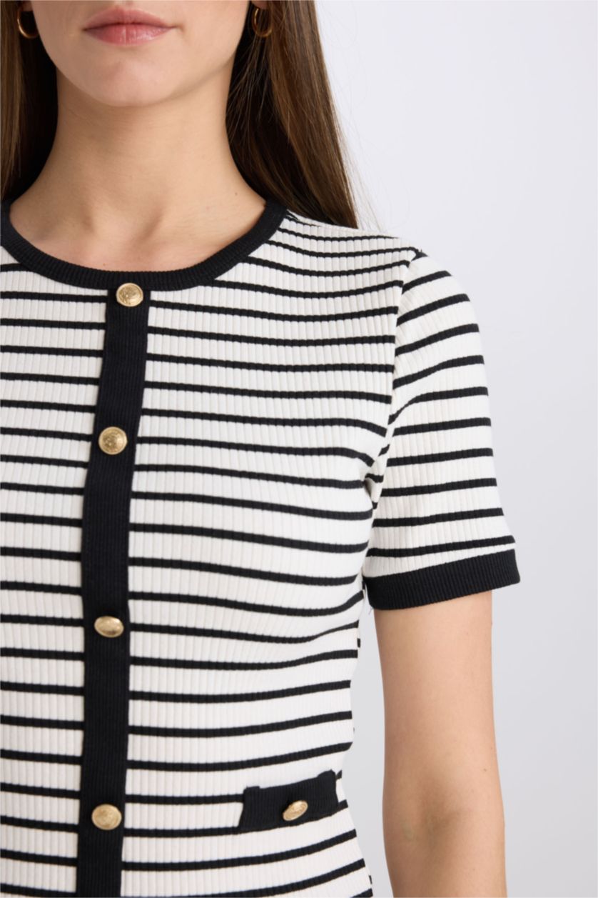 Kadın Siyah Slim Fit Dar Kesim Bisiklet Yaka Çizgili Smart Fitilli Kaşkorse Düğmeli Kısa Kollu Tişört