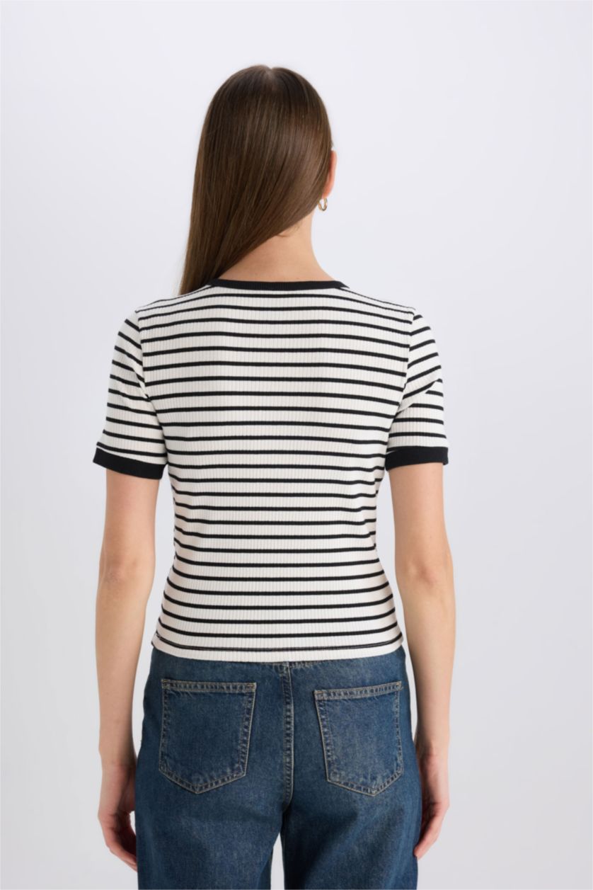 Kadın Siyah Slim Fit Dar Kesim Bisiklet Yaka Çizgili Smart Fitilli Kaşkorse Düğmeli Kısa Kollu Tişört