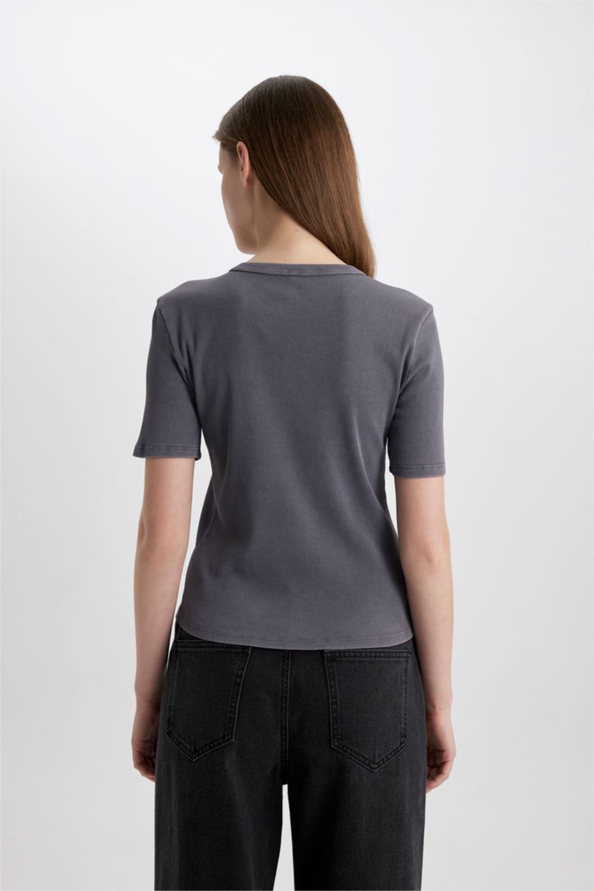 Kadın Antrasit Slim Fit Dar Kesim Bisiklet Yaka Yıkamalı Soluk Efektli Basic Düz Kısa Kollu Tişört