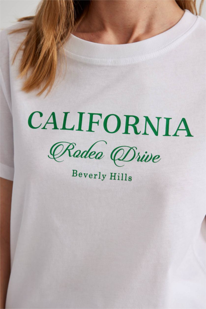 Woman White Regular Fit Crew Neck Short Sleeve T-Shirt