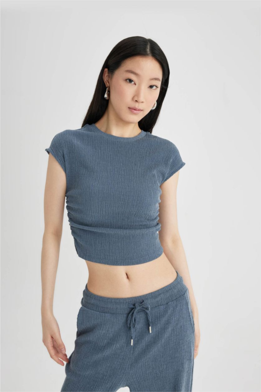 نساء نيلي فاتح تيشيرت نص ردن سليم فيت وياخة عالية