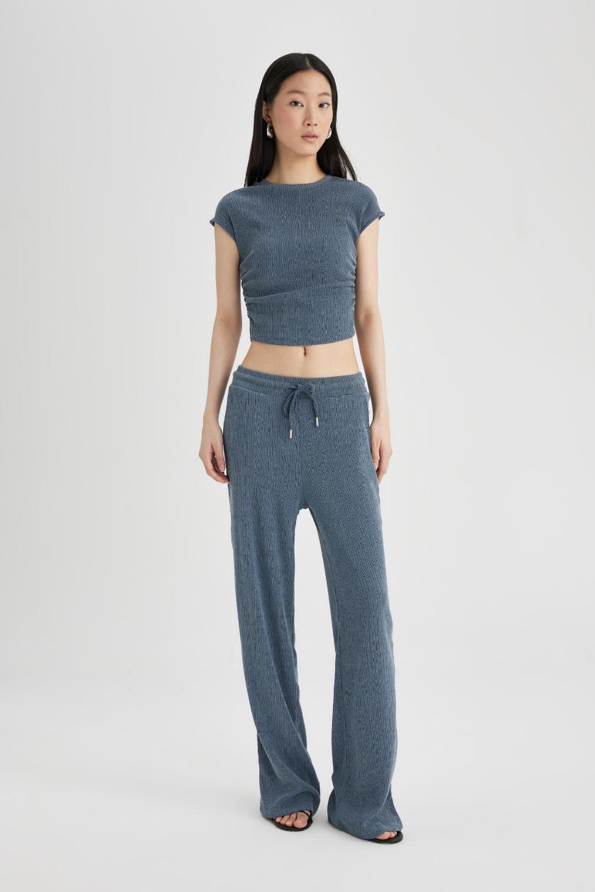 نساء نيلي فاتح تيشيرت نص ردن سليم فيت وياخة عالية