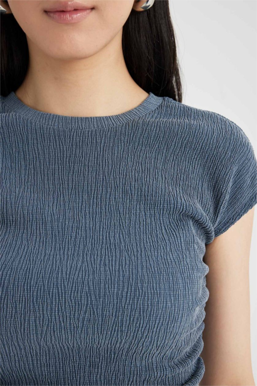 نساء نيلي فاتح تيشيرت نص ردن سليم فيت وياخة عالية