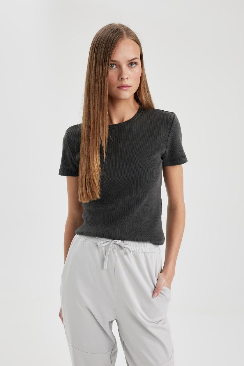 Kadın Antrasit Fitted Bisiklet Yaka Kısa Kollu Yıkamalı Soluk Efektli Tişört