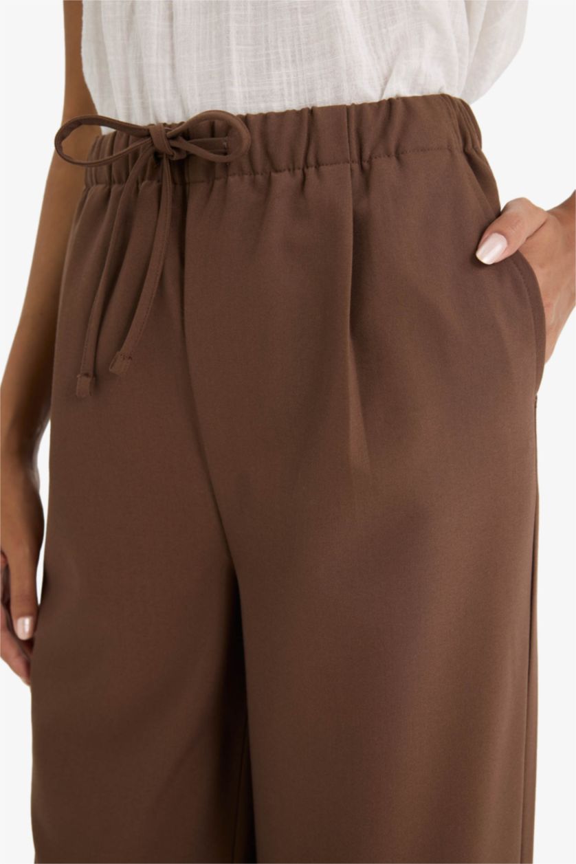 حريمي بني فاتح بنطلون ستان برجل واسع وايد ليج وخصر عالي