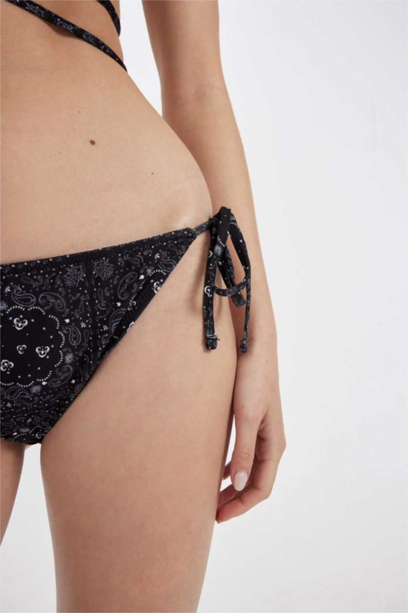 Kadın Siyah Regular Fit Şal Desenli Bikini Altı