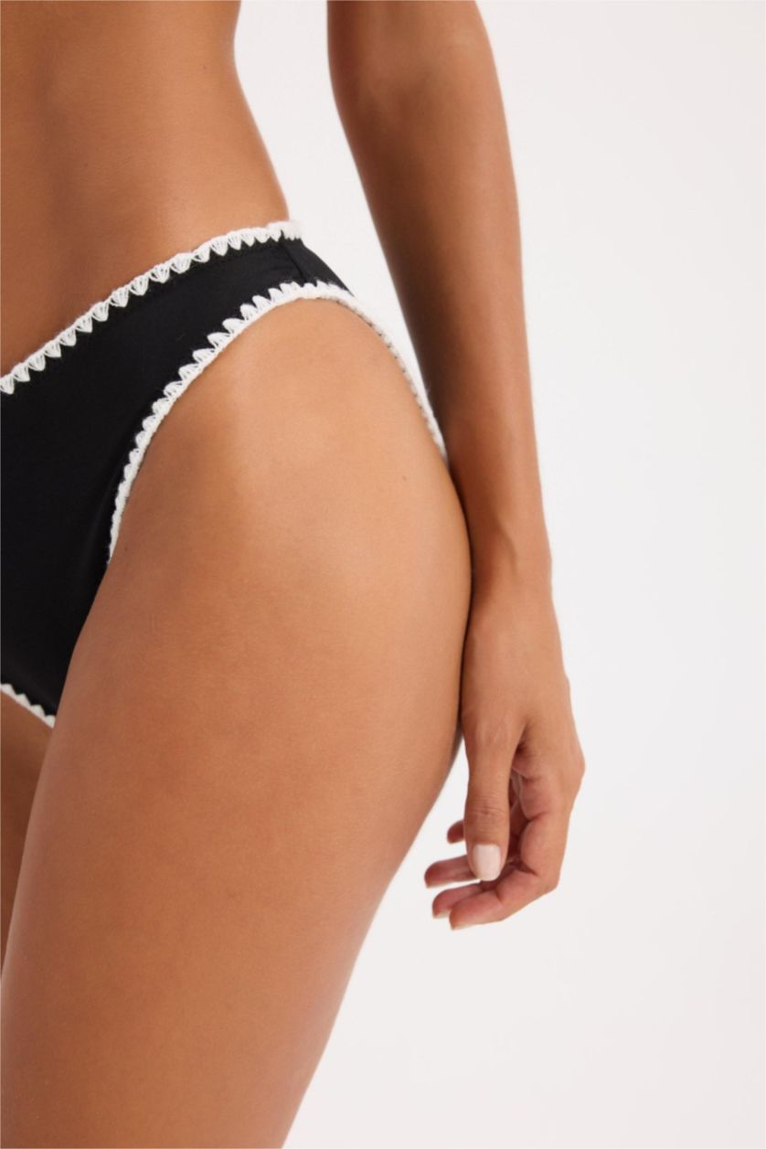 Kadın Siyah Regular Fit Nakışlı Bikini Altı