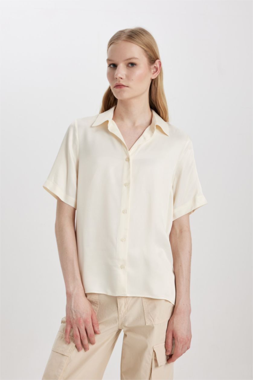 FEMME Écru Chemise en satin coupe régulière à Manches Courtes