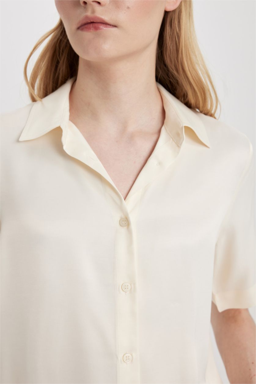 FEMME Écru Chemise en satin coupe régulière à Manches Courtes
