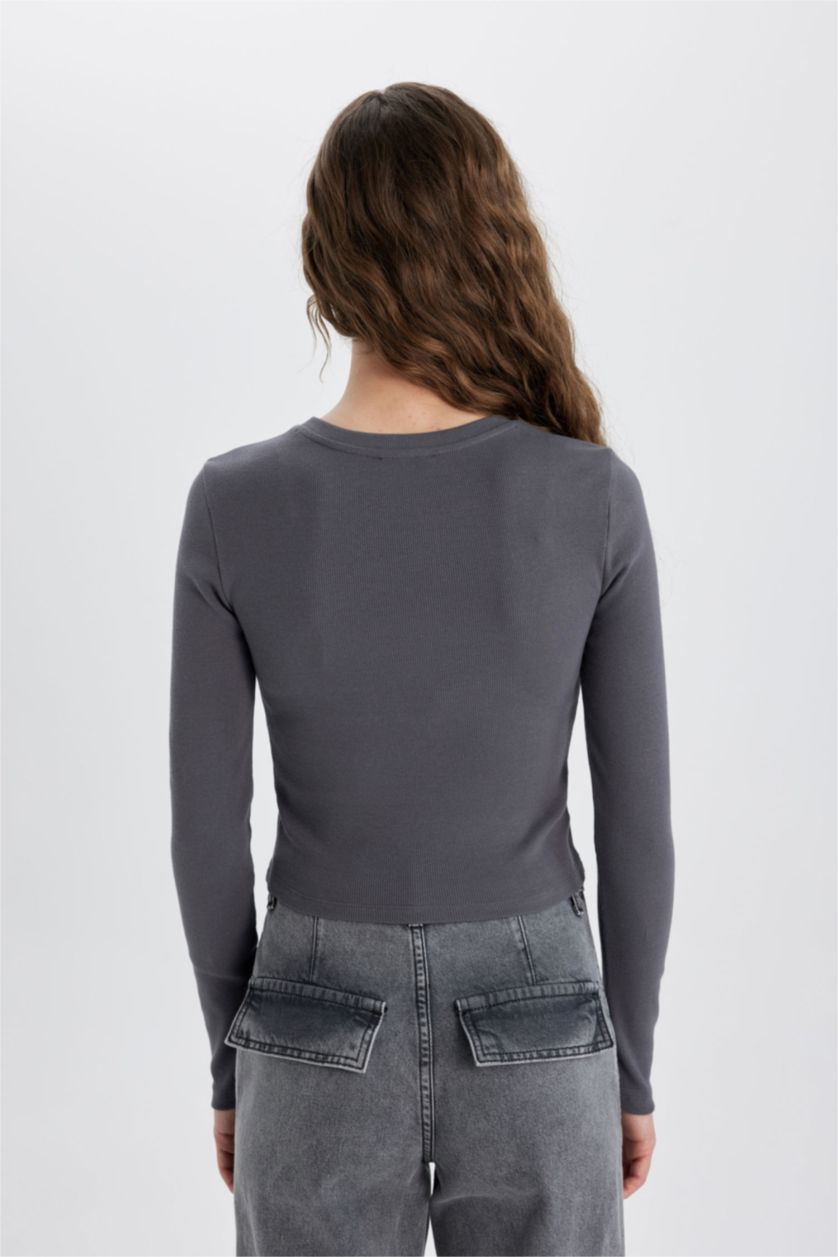 Kadın Gri Fitted Bisiklet Yaka Uzun Kollu Yıkamalı Soluk Efektli Tişört