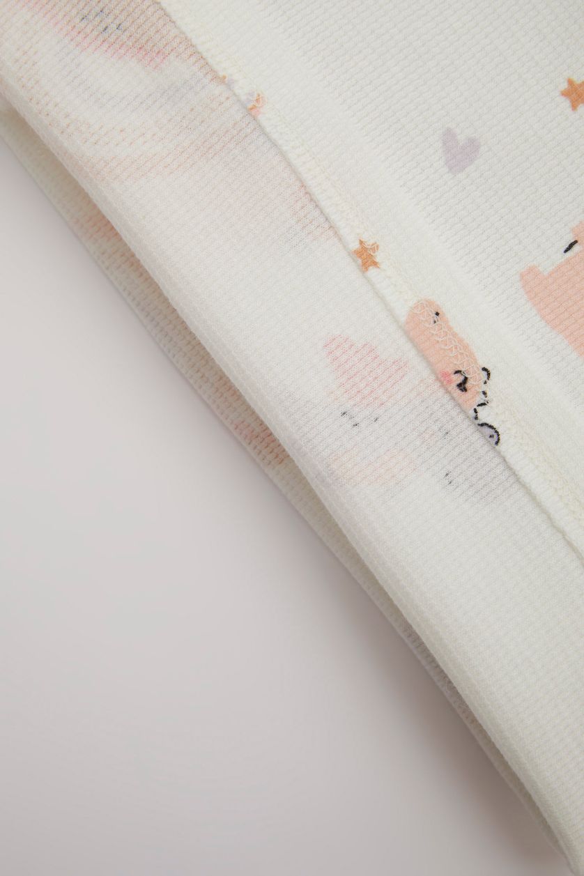 طفلة صغيرة بيج فاتح طقم بيجاما بيبي بناتي وافل قصة عادية بطبعة ديناصور - قطعتين