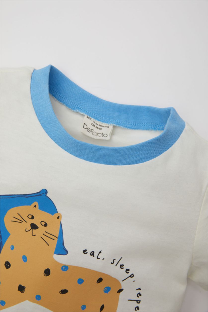 طفل صغير بيج فاتح طقم بيجاما اولادي ملون ممشط - قطعتين